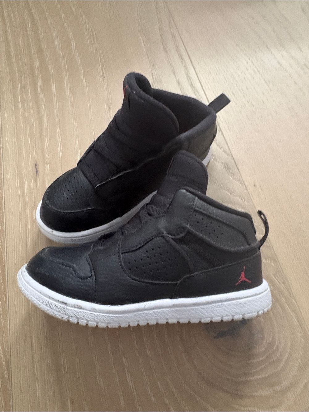 Jordan Sneakers - Picture 2 of 4